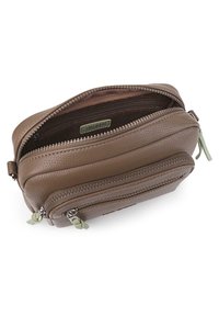 Bolso de cuero marrón con compartimentos de doble cremallera. Exterior texturizado, tiradores de cremallera verdes y un diseño simple y compacto.