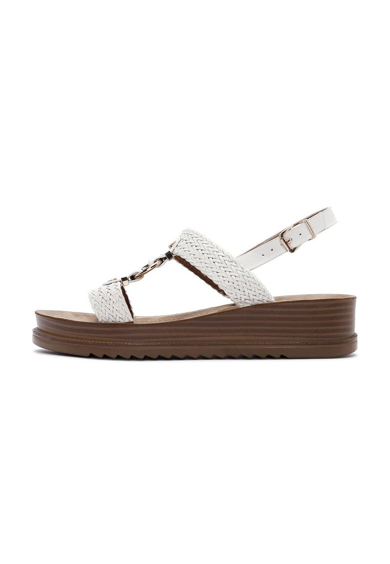Witte geweven wedge sandaal met een gladde bruine zool, voorzien van een kettingaccent en een verstelbare enkelband. Geweven oppervlak en een lichte plateau.