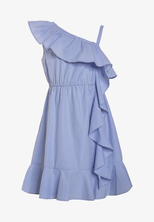 Ein blau-weiß gestreiftes One-Shoulder-Kleid mit rüschengesäumtem Ausschnitt, elastischem Bund und weit schwingendem Saum mit einem geschichteten Rüschendetail.