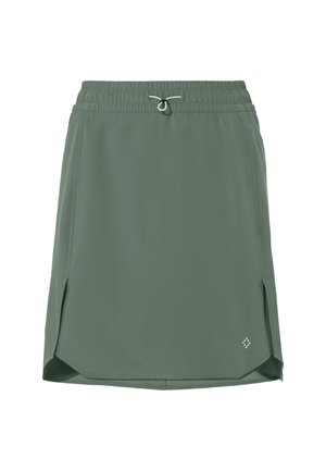 Gonna sportiva verde realizzata in tessuto leggero e traspirante; presenta un elastico in vita con cordino e spacchi laterali per una maggiore libertà di movimento.