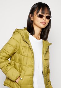 JDY JDYZULU HOOD JACKET - Casaco leve - green moss