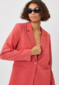 Minimum TARA - Lühike jakk - mineral red