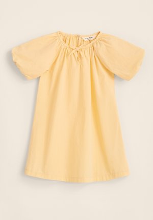 Geel katoenen jurk met korte pofmouwen, geplooide halslijn en een strikdetail aan de voorkant. Gladde textuur, knielang ontwerp.