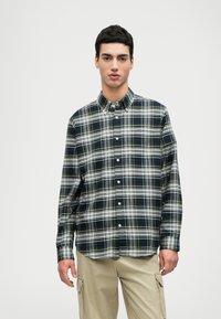 Langermet rutete skjorte i marineblått, grønt og hvitt, med knapp-ned krage og knappestolpe på forsiden, laget av vevd stoff.