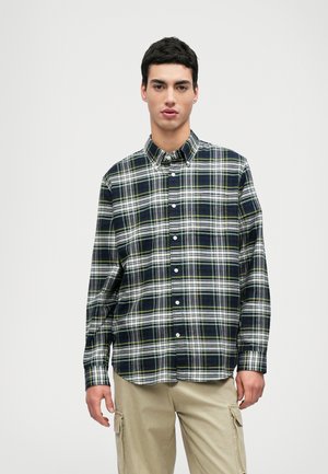 Lange mouwen geruite shirt in marineblauw, groen en wit, met een button-down kraag en knoopsluiting aan de voorkant, gemaakt van geweven stof.