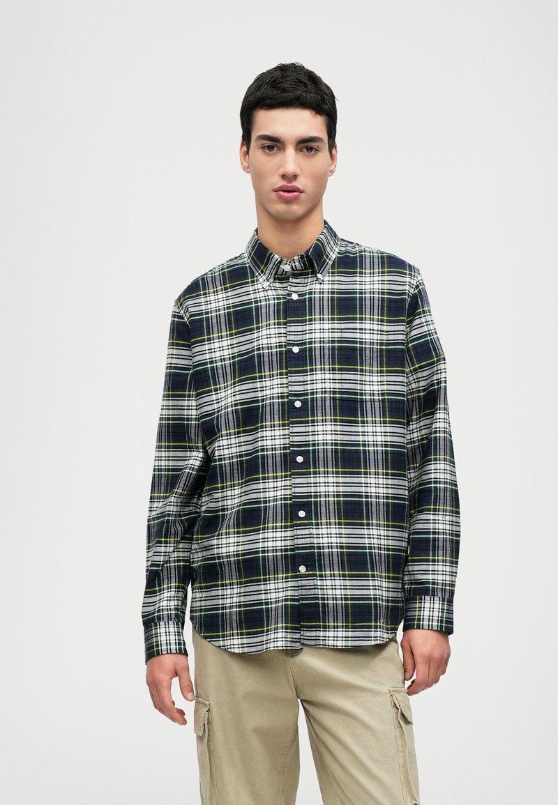 Langermet rutete skjorte i marineblått, grønt og hvitt, med knapp-ned krage og knappestolpe på forsiden, laget av vevd stoff.