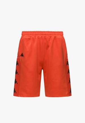 Pantaloncini sportivi arancione brillante con fascia elastica in vita, pannelli laterali con loghi neri Kappa ripetuti su ogni gamba.