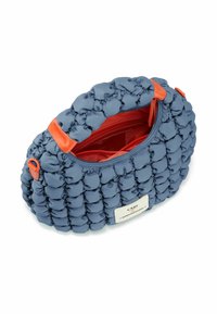 Borsa a tracolla blu soffice con accenti arancioni, tessuto testurizzato, forma arrotondata, chiusura a zip e un interno rosso per un ulteriore dettaglio e contrasto.