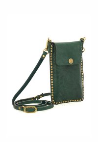 Borsa a tracolla verde in pelle con borchie dorate lungo i bordi, pattina pieghevole con chiusura a scatto e tracolla regolabile.