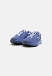 Under Armour CHARGED  - Cestná bežecká obuv - starlight/downpour gray/white
