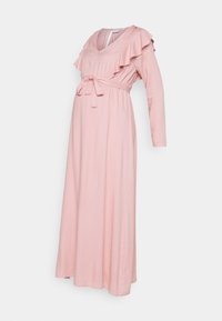 Vestido de maternidade rosa, de mangas longas, com decote em V, detalhes em babados nos ombros, cintura com laço e tecido texturizado.