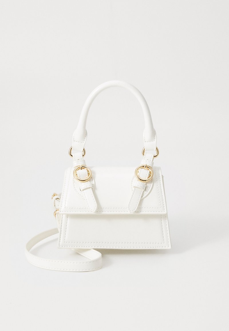 Sac à main en simili cuir blanc avec un design structuré, des accents en métal doré, deux poignées supérieures et une bandoulière réglable.