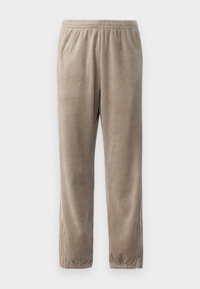 Velour joggers in light brown with an elastic waistband and elastic cuffs. Soft texture and straight leg design, featuring side seam detail.