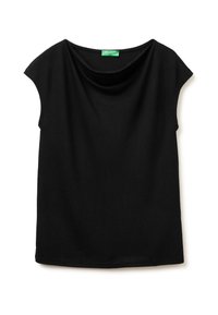 Černý top s krátkým rukávem a volným výstřihem. Vyrobený z měkké látky, má uvolněný střih a rovný lem. Viditelná zelená značka.