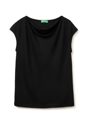 Top nero a maniche corte con scollo drappeggiato. Realizzato in tessuto morbido, presenta una vestibilità rilassata e un orlo dritto. Etichetta del marchio verde visibile.