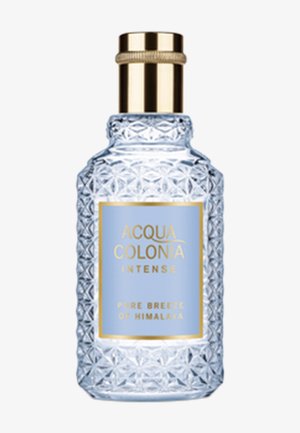 Flacon de parfum en verre transparent avec motif en diamant, bouchon doré et étiquette bleue indiquant "Acqua Colonia Intense Pure Breeze of Himalaya."