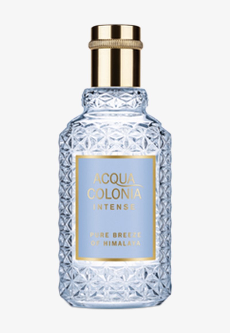 Klarer Glas-Parfümflakon mit Diamantmuster, goldenem Verschluss und blauem Etikett mit der Aufschrift "Acqua Colonia Intense Pure Breeze of Himalaya".