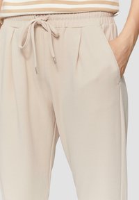 QS Spodnji deli trenirk - beige