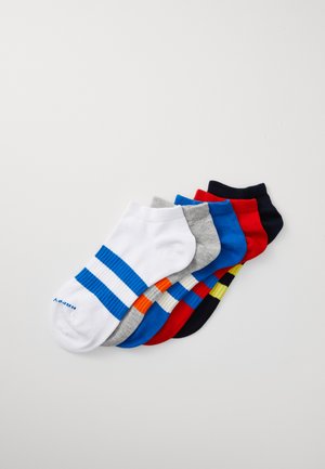 Conjunto de sete meias de tornozelo em várias cores: branco com riscas azuis, cinza, azul, vermelho, preto e um design listrado multicolorido.