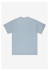 Jasnoniebieska bawełniana koszulka z okrągłym dekoltem i krótkimi rękawami. Charakteryzuje się gładką fakturą i minimalnymi detalami szwów.