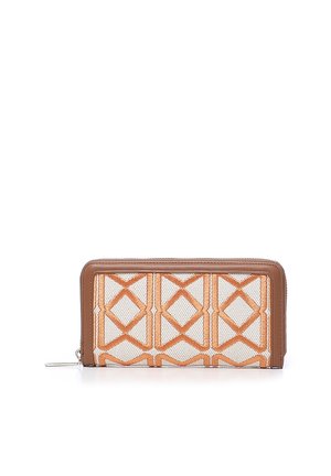 Portafoglio in pelle marrone con un pannello a rete intrecciata e un motivo geometrico arancione. Chiusura con zip, forma rettangolare, texture liscia.
