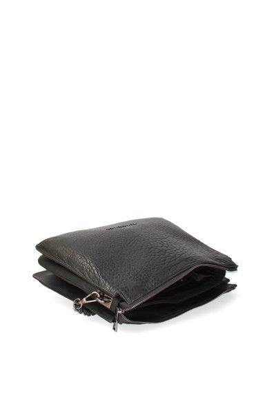 Pochette en cuir noir avec une surface texturée, fermeture éclair, et plusieurs compartiments. Présente une fermeture éclair en métal argenté et un détail de logo.