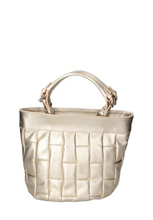 Gouden leren handtas met een gevlochten textuur, voorzien van dubbele handvatten en contrasterende hardware. Het ontwerp heeft een zachte, gestructureerde vorm.