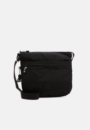 Schwarze Nylon-Schultertasche mit einer Reißverschluss-Vordertasche, verstellbarem Tragegurt und einem runden Logodesign. Weiche Textur und kompaktes Design.