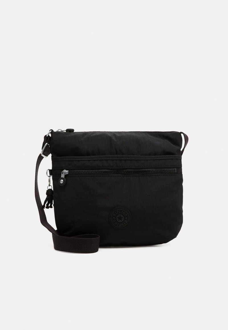 Borsa a spalla nera in nylon con tasca frontale con zip, tracolla regolabile e dettaglio logo circolare. Texture morbida e design compatto.