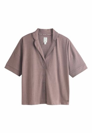 Rosa-lila kurzärmliges Hemd mit Knopfleiste, weitem Kragen und lockerem Schnitt, auf weißem Hintergrund präsentiert.