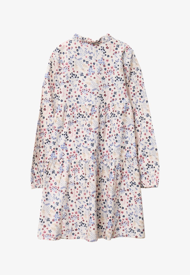 Blumenkleid aus leichtem Stoff, mit langen Ärmeln, hohem Kragen, gestuften Rüschen und einem Muster aus rosa, blauen und marineblauen Blumen auf einem cremefarbenen Hintergrund.