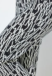 Non sélectionné, off-white