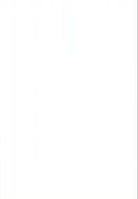 Femme en veste bleue et écharpe assise à une table avec un ordinateur portable, souriante et regardant sur le côté dans un espace de bureau lumineux avec des plantes et des chaises.