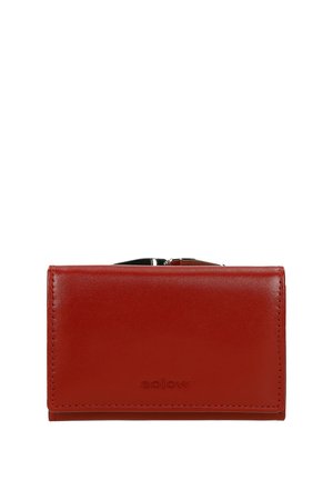 Czerwony skórzany portfel z metalowym zapięciem i subtelnym wytłoczonym logo marki na froncie, przedstawiony na białym tle.