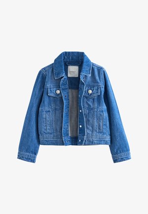 Blå denimjakke med krave, sølvfarvede trykknapper, to brystlommer og sidelommer, knappet op og lagt fladt på en hvid baggrund.