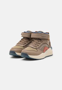 Bruine en beige sneakers met bovenwerk van mesh, gevoerde kraag, blauwe accenten, dubbele klittenbandsluitingen en een getextureerde rubberen zool.