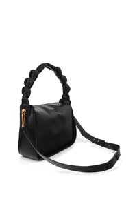 Sac à main en cuir noir avec une poignée tressée, forme rectangulaire, texture lisse, bandoulière ajustable et détails métalliques dorés.