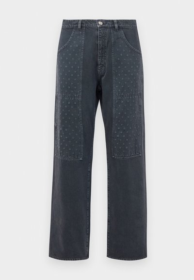 Donkergrijze jeans met een wijde pijp, voorzien van decoratieve patches aan de voorkant met een subtiel bloemmotief en standaard zakdetails.