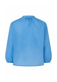 Helle blaue Bluse mit langen Puffärmeln, weichem Stoff, rundem Ausschnitt und Raffung im Rücken. Glatte Textur, lockere Passform.
