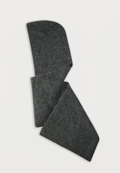 Bufanda de fieltro gris con una textura suave, que presenta un diseño triangular y bordes redondeados. La tela parece cálida y ligera.