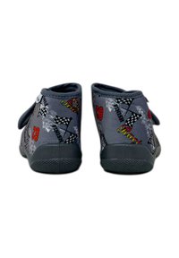 Scarpe grigie per bambini in morbido tessuto, con grafiche a tema corsa, bandiere a scacchi e accenti rossi. Fascia in Velcro per una facile vestibilità.