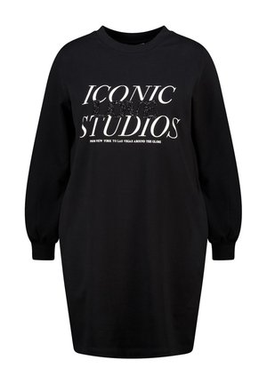 Robe sweat-shirt noire à manches longues, ornée d'une inscription blanche "ICONIC LOVE STUDIOS" embellie de paillettes, avec un col rond.