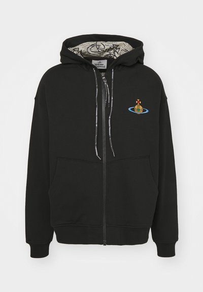 Juodas užtrauktukas džemperis, pagamintas iš kokybiškos medvilnės mišinio, su grafiniu dizainu krūtinėje, dviem priekinėmis kišenėmis ir raštuota vidine pamušalo medžiaga.