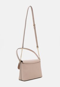 Beżowa skórzana torba na ramię z długim regulowanym paskiem i złotymi łańcuszkowymi akcentami, prostokątny kształt, minimalistyczny design na białym tle.