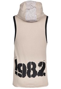 Beige mouwloze hoodie met een grijs camouflage gevoerde capuchon, met een opvallende zwarte print "1982" op de achterkant en zwarte accenten langs de zijkanten.