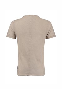 Camiseta de manga corta beige con cuello redondo, tela texturada y detalles de costura visibles en la parte posterior, que presenta una pequeña etiqueta con el logotipo.
