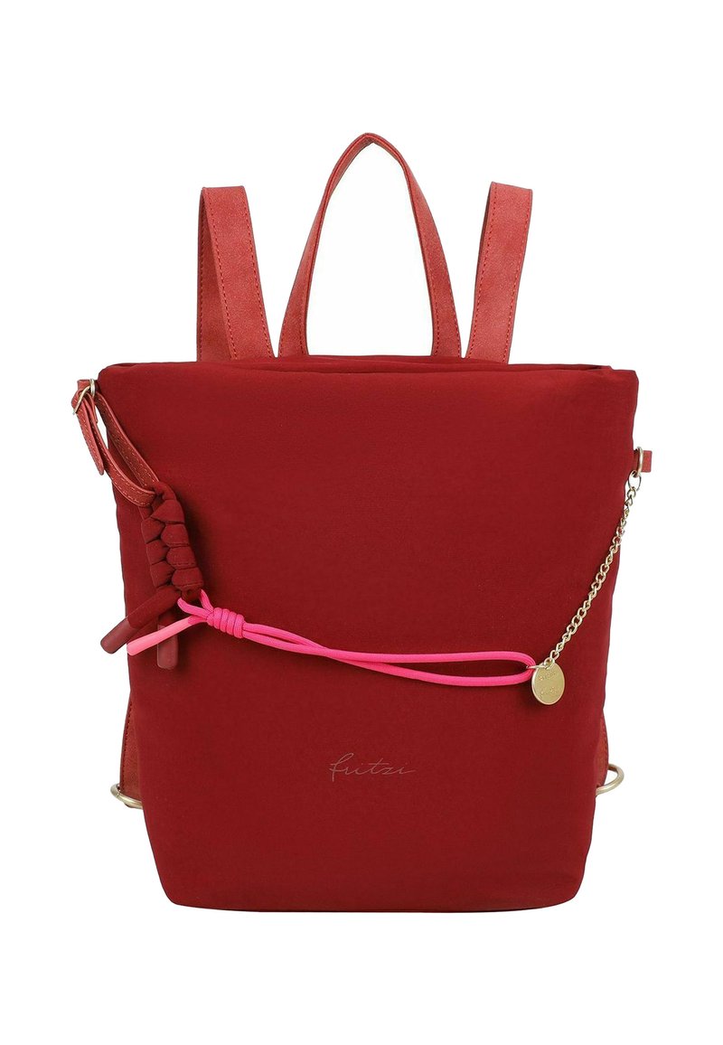 Mochila de tela roja con correas ajustables, un acento trenzado en rosa y un detalle de cadena dorada. Diseño plano y estructurado. Logo en la parte frontal.