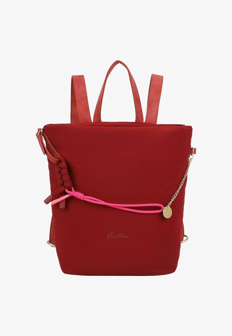 Mochila de tela roja con correas ajustables, un acento trenzado en rosa y un detalle de cadena dorada. Diseño plano y estructurado. Logo en la parte frontal.