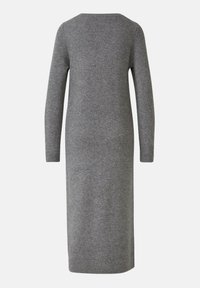 Szara sukienka z długim rękawem wykonana z miękkiej dzianiny, z okrągłym dekoltem i prążkowanymi mankietami, o prostej sylwetce i długości do kolan.