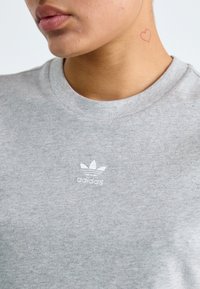 adidas Originals ESS SLIM - Pamata T-krekls - medium grey heather